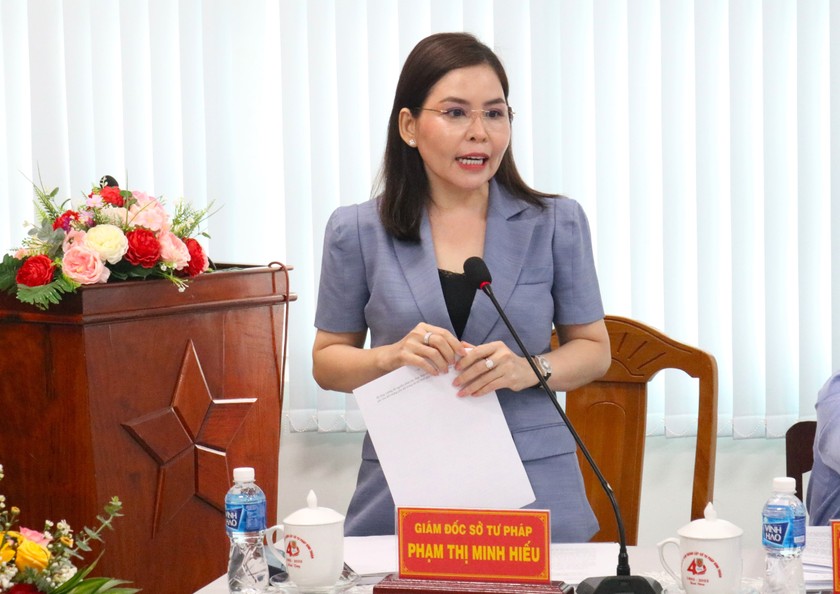 Giám đốc sở Tư pháp Phạm Thị Minh Hiếu báo cáo với đoàn của Bộ Tư pháp