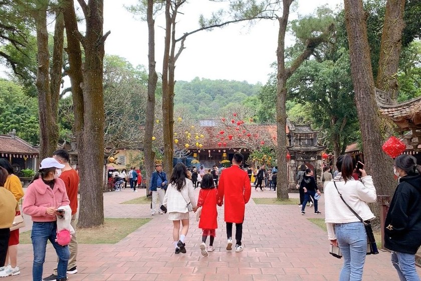 Những ngày dầu năm Quý Mão 2023, du khách đến với chùa Côn Sơn rất đông.