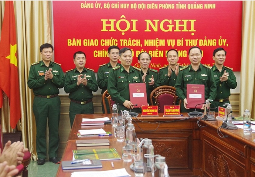 Thiếu tướng Đỗ Danh Vượng, Chính ủy BĐBP Việt Nam, chứng kiến bàn giao các chức danh