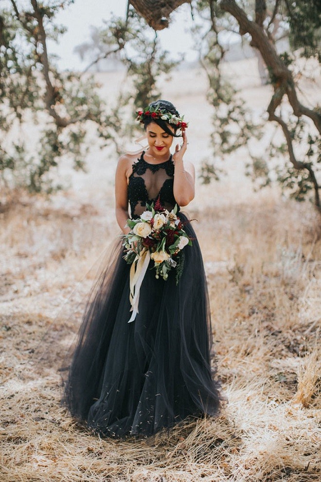 Váy cưới đen Gothic mang nét đẹp huyền bí táo bạo cho những nàng dâu