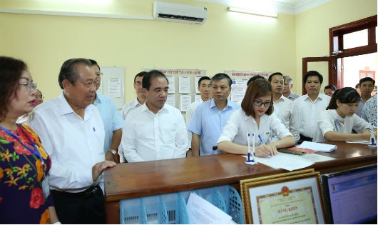 Phó Thủ tướng Trương Hòa Bình trực tiếp đến phòng tiếp dân của Sở Tư pháp Tuyên Quang. Ảnh: VGP
