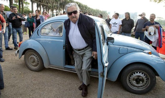 Ông Mujica bên chiếc xe Volkswagon Beetle cũ kỹ, sản xuất từ năm 1987 