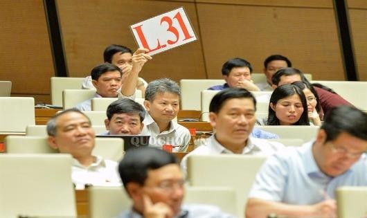Đại biểu Quốc hội Đỗ Văn Sinh (Quảng Trị) giơ bảng đề nghị được phát biểu tranh luận tại Kỳ họp thứ 5, Quốc hội khóa XIV.