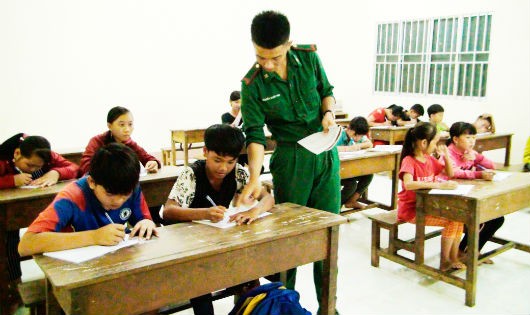 Thầy giáo “quân hàm xanh” của ĐBP Tuyên Bình dạy chữ cho những đứa trẻ vùng biên bằng cả tình thương và trách nhiệm.