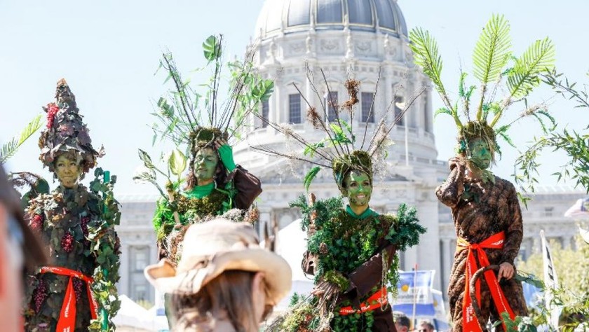 Tuần hành của nhóm The Forgotten Solution với trang phục giả cây cối, tham gia phong trào Vùng lên vì Khí hậu, 8/9/2018, San Francisco, California, Mỹ