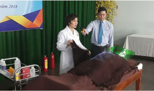 TS Nguyễn Tuyết Mai đang thực hiện hỏa trị liệu cho bệnh nhân. Ảnh SGGP