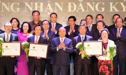 Thủ tướng trao giấy chứng nhận đầu tư cho các DN tại Hội nghị hợp tác đầu tư và phát triển Hà Nội, tháng 6/2018