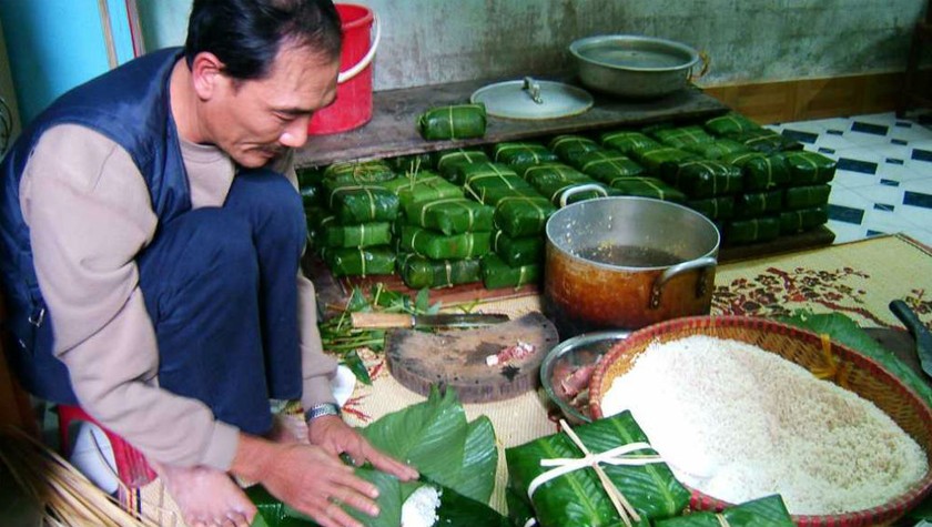 29 Tết, cả nhà quây quần gói bánh chưng, bánh Tét | baotintuc.vn