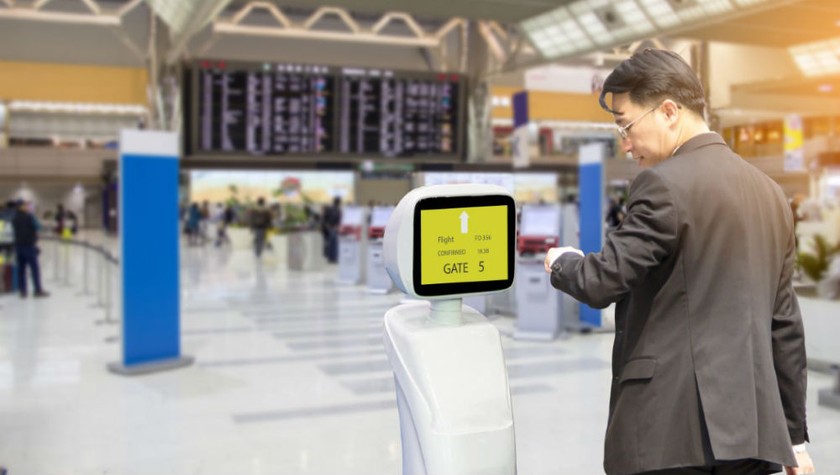 Robot  “phục vụ” khách ở sân bay