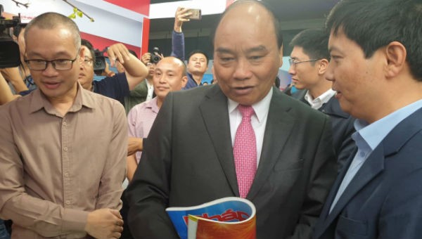 Thủ tướng Nguyễn Xuân Phúc thăm gian hàng Báo Pháp luật Việt Nam tại Hội Báo toàn quốc 2019.