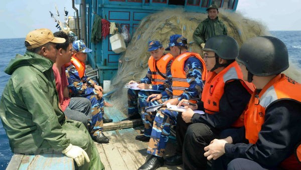 Lực lượng Cảnh sát biển Việt Nam và Trung Quốc kiểm tra tàu cá TH 92016 TS của ngư dân Việt Nam trên Vịnh Bắc Bộ