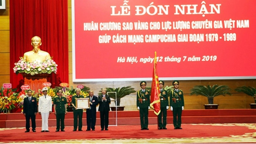 Thường trực Ban Bí thư Trần Quốc Vượng trao Huân chương Sao Vàng tặng Lực lượng chuyên gia Việt Nam giúp cách mạng Campuchia, giai đoạn 1979-1989. 