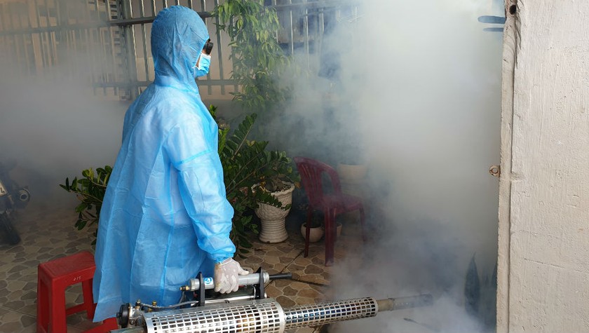  Phun hóa chất diệt muỗi tại các hộ gia đình.