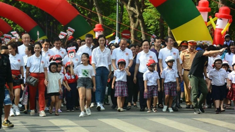 Phó Thủ tướng Thường trực Trương Hòa Bình cùng các đại biểu và hàng nghìn người dân Thủ đô đã xuống đường tham gia cuộc vận động “Đội mũ bảo hiểm cho trẻ em”.