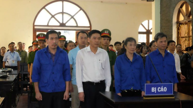 Phiên tòa xử vụ gian lận thi cử ở Sơn La phải hoãn vì một số người triệu tập vắng mặt.