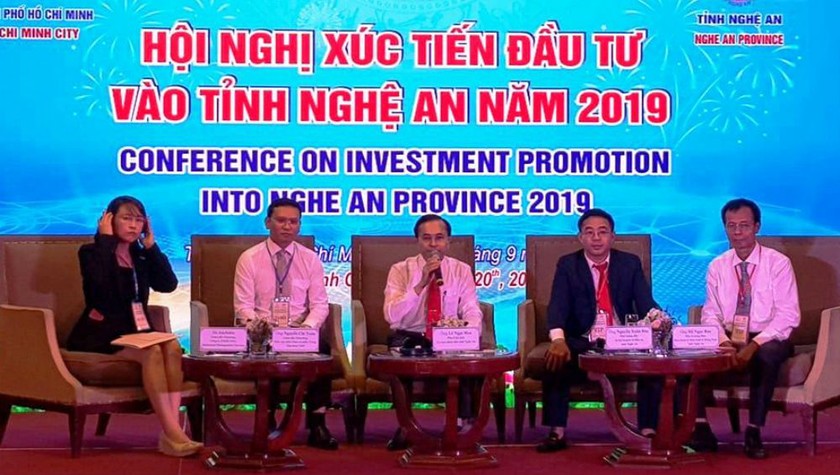 Lãnh đạo tỉnh Nghệ An giải đáp thắc mắc của các doanh nghiệp đầu tư.