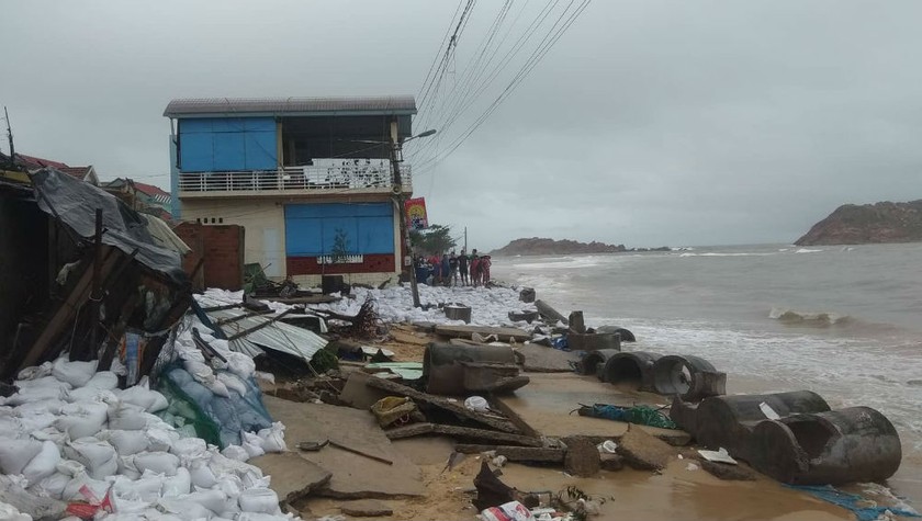 Một đoạn kè biển bị sóng đánh vỡ tại Quy Nhơn.