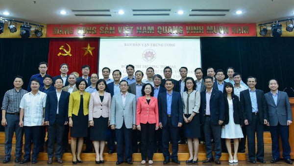 Trưởng Ban Dân vận Trung ương Trương Thị Mai chụp ảnh lưu niệm với đoàn các Trưởng cơ quan đại diện Việt Nam ở nước ngoài