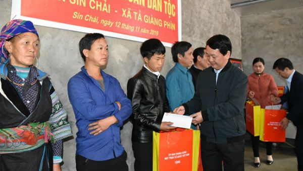 Phó Chủ tịch - Tổng Thư ký Ủy ban Trung ương Mặt trận Tổ quốc Việt Nam Hầu A Lềnh tặng quà các hộ gia đình tiêu biểu trên địa bàn xã Sín Chải.
