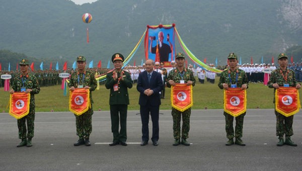Trung tướng Ngô Minh Tiến và Tổng cục trưởng Tổng cục TDTT Vương Bích Thắng tặng cờ lưu niệm các đoàn về dự hội thao