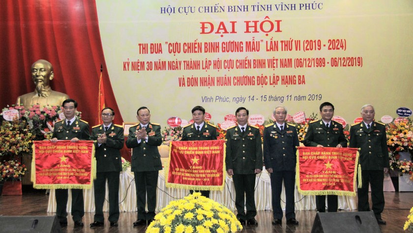 Thượng tướng Nguyễn Văn Được tặng Cờ thi đua xuất sắc cho 3 tập thể Hội Cựu chiến binh tỉnh Vĩnh Phúc.