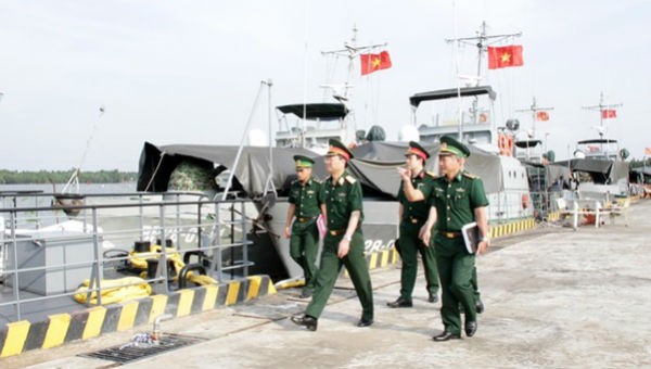 Chuẩn Đô đốc Nguyễn Văn Ninh, Phó Chủ nhiệm, Tham mưu trưởng Tổng cục Kỹ thuật, Bộ Quốc phòng kiểm tra việc thực hiện CVĐ 50 tại Hải đoàn 28 BĐBP. Ảnh: Trí Dũng