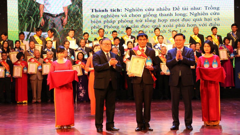 Phó Thủ tướng Vương Đình Huệ và Chủ tịch Trung ương Hội Nông dân Việt Nam Thào Xuân Sùng trao Giấy chứng nhận và Kỷ niệm chương cho các "Nhà khoa học của nhà nông".