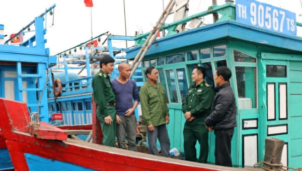Tuyên truyền ngư dân chấp hành nghiêm các quy định khi đánh bắt trên biển.