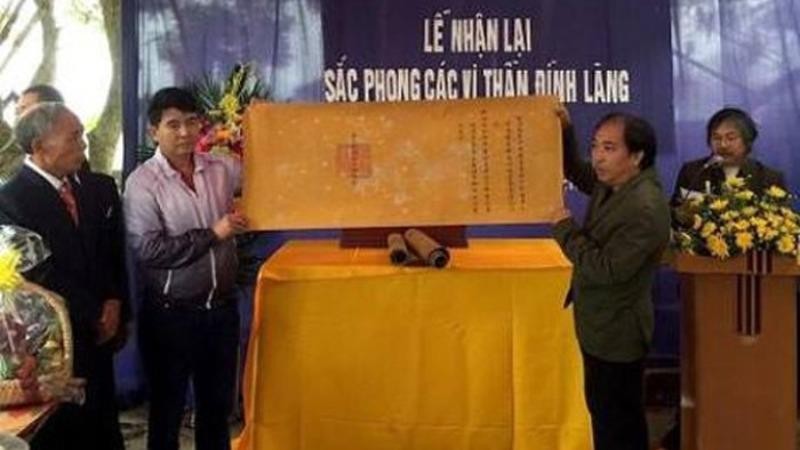  Nhóm Nhân sỹ Hà Đông trao trả 7 đạo sắc phong cho làng Gòi Thượng, Hà Nam.