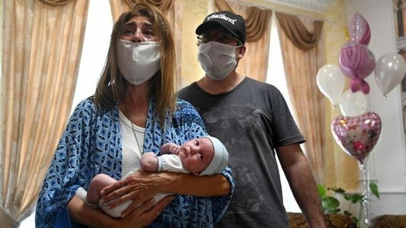 Cô Andrea Viez và chồng vui mừng ôm cậu con trai được sinh ra từ người mẹ đẻ thuê Ukraine.