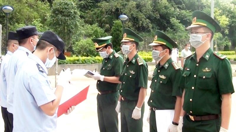 Lực lượng chức năng Việt Nam-Trung Quốc làm thủ tục trao trả 4 công dân Trung Quốc nhập cảnh trái phép vào Cao Bằng. (Ảnh: Thế Tùng)