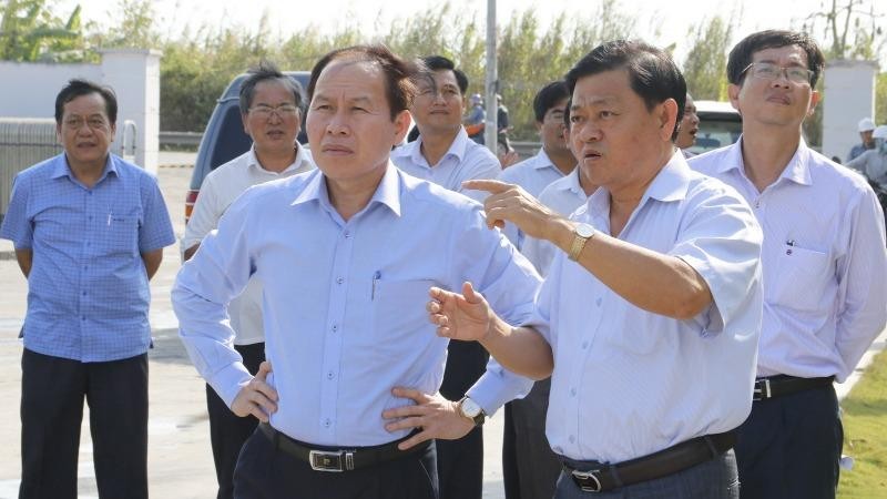 Ông Lê Tiến Châu, Bí thư Tỉnh ủy, Chủ tịch UBND tỉnh Hậu Giang (hàng đầu, bìa trái) khảo sát và lắng nghe ý kiến của DN trên địa bàn.
