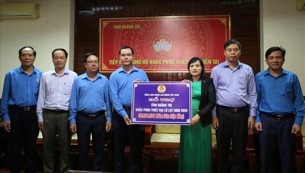 Đoàn công tác của Tổng LĐLĐ Việt Nam hỗ trợ 500 triệu đồng khắc phục hậu quả mưa lũ cho tỉnh Quảng Trị. 