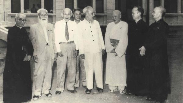 Chủ tịch Hồ Chí Minh nói chuyện thân mật với các đại biểu tôn giáo trong Quốc hội nước Việt Nam Dân chủ Cộng hòa năm 1960 (Nguồn ảnh: Trung tâm Lưu trữ Quốc gia III, Tài liệu ảnh giai đoạn 1954 - 1985). 