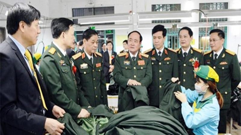Thượng tướng Trần Đơn, Ủy viên Trung ương Đảng, Thứ trưởng Bộ Quốc phòng kiểm tra hàng quân trang mùa Đông cho bộ đội.