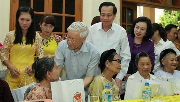 Tổng Bí thư, Chủ tịch nước Nguyễn Phú Trọng trong dịp tặng quà người có công tại Trung tâm nuôi dưỡng và điều dưỡng người có công số 2 Hà Nội.