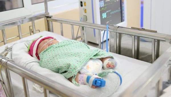 Bệnh viện tìm người thân cho bé gái bị bỏ rơi ở Long Biên.