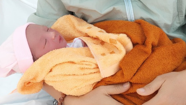 Bé trai sơ sinh chưa được 1 ngày tuổi bị bỏ trước nhà dân vào chiều 16/2.