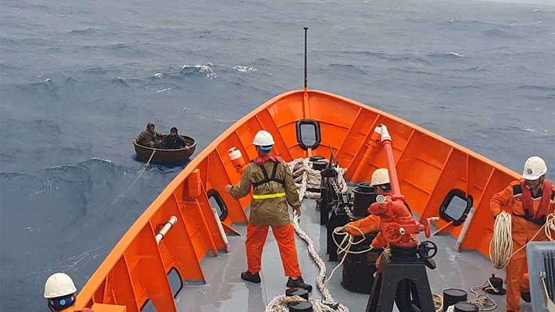 Tàu SAR 412 đã cứu vớt kịp thời hai thuyền viên trôi dạt trên thúng chai. Ảnh Nhân dân.