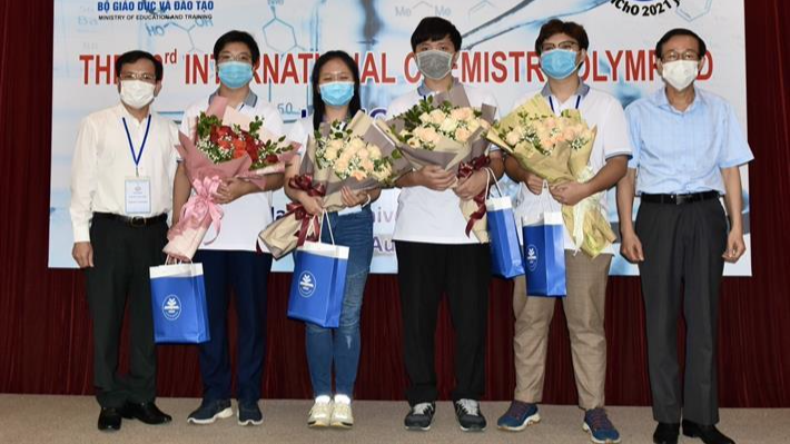 4 học sinh Việt Nam tham dự Olympic Hóa học quốc tế 2021 nhận hoa chúc mừng của lãnh đạo Cục Quản lý chất lượng và Trường Đại học Sư phạm Hà Nội.