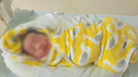 Bé gái sơ sinh bị bỏ rơi tại Bệnh viện Nhi Thanh Hóa.