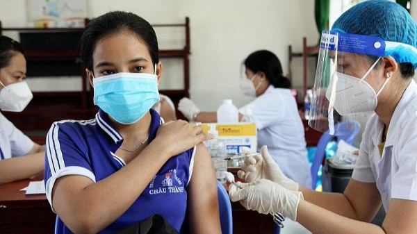 Tiêm vaccine cho học sinh trường THPT Châu Thành (huyện Châu Thành, Kiên Giang).