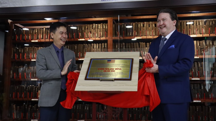Đại sứ Hoa Kỳ tại Việt Nam Marc Knapper và Cục trưởng Cục Văn thư & Lưu trữ Nhà nước Đặng Thanh Tùng trao bảng hoàn thành dự án.