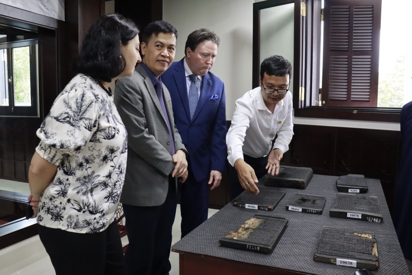 Đại sứ Hoa Kỳ tại Việt Nam và Cục trưởng Cục Văn thư & Lưu trữ Nhà nước nghe giới thiệu về mộc bản.