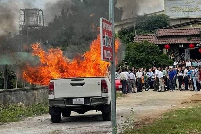 Hiện trường vụ cháy xe khiến 1 người tử vong.