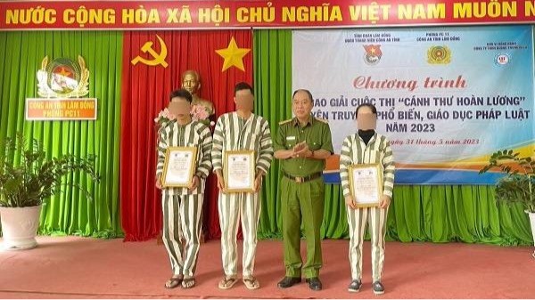 Đại tá Trần Đình Lương - Bí thư Đảng uỷ, Trưởng phòng PC11 trao giải cho các phạm nhân. Ảnh Công an Lâm Đồng.