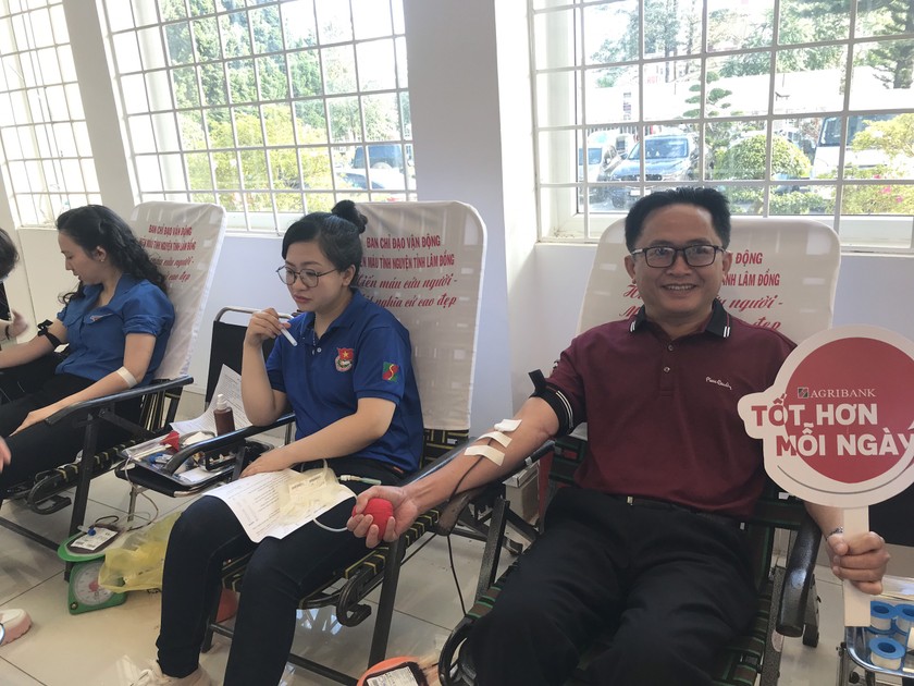 Gần 140 đoàn viên thanh niên Lâm Đồng hiến máu cứu người ảnh 1