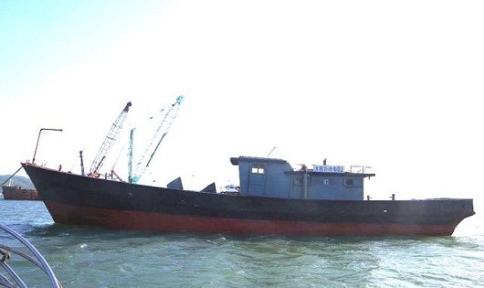 Tàu vỏ sắt có chữ Trung Quốc trôi dạt trên vùng biển TT- Huế (ảnh Ngọc Bình)