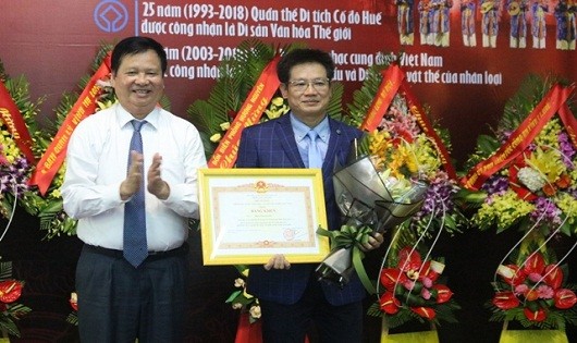 Phó Chủ tịch UBND tỉnh thừa ủy quyền trao tặng Bằng khen của Thủ tướng Chính phủ cho Giám đốc Trung tâm Bảo tồn Di tích Cố đô Huế