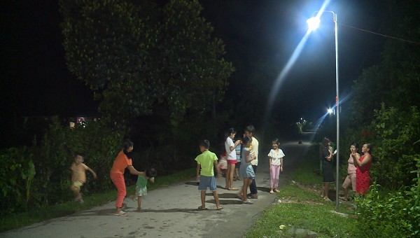 Từ khi có hệ thống đèn chiếu sáng, người dân ở thôn Dổi, xã Thượng Lộ yên tâm hơn mỗi khi ra đường